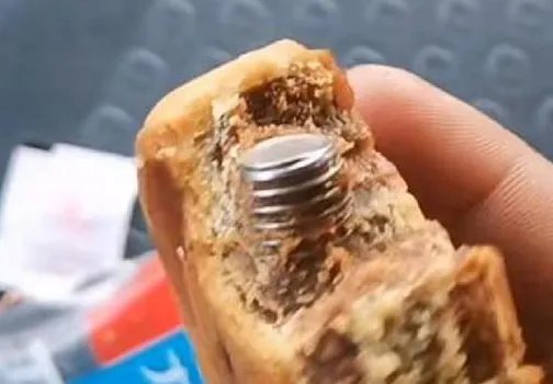 河南一男子吃月饼咬到螺丝磕坏2颗牙，厂商是否需要赔偿？