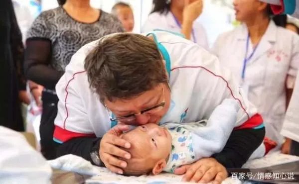 “50岁未婚，败光上亿家产”：韩红的背后，到底有怎样的心酸？