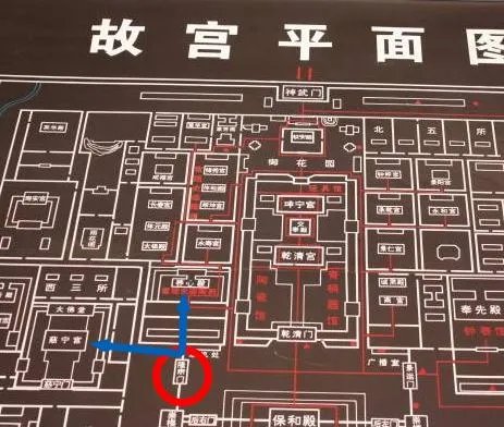 北京故宫匾额上有一根箭，为什么200年不摘？