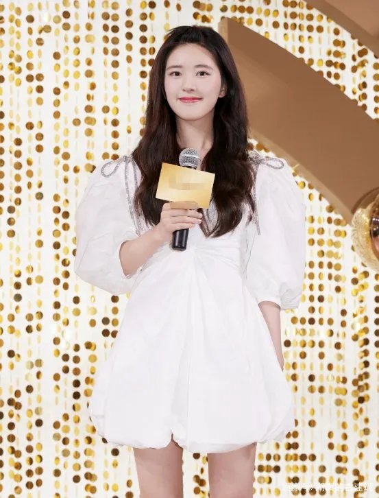 赵露思的公主裙，时尚精致的搭配有多么的优雅？