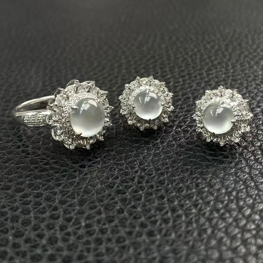 纯白色之恋~白冰翡翠戒指，上手精巧雅致，安安静静的小贵气~