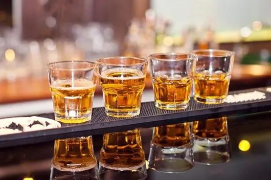 酒后踹坏电梯门属于什么行为