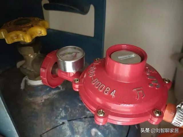 无锡燃气爆炸，对遇难的人表示悲伤，请问煤气罐起火，应该先灭火还是先关阀门？