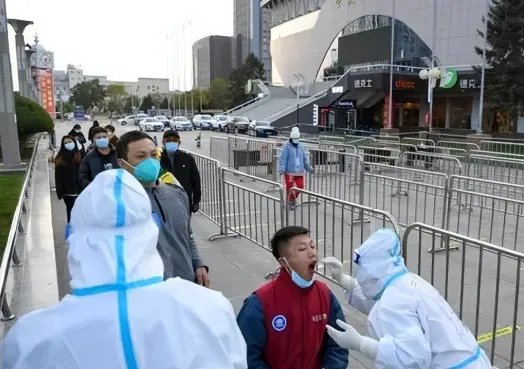 防疫人员将男子压在地，涉事民警道歉，为何总有此类事件发生？