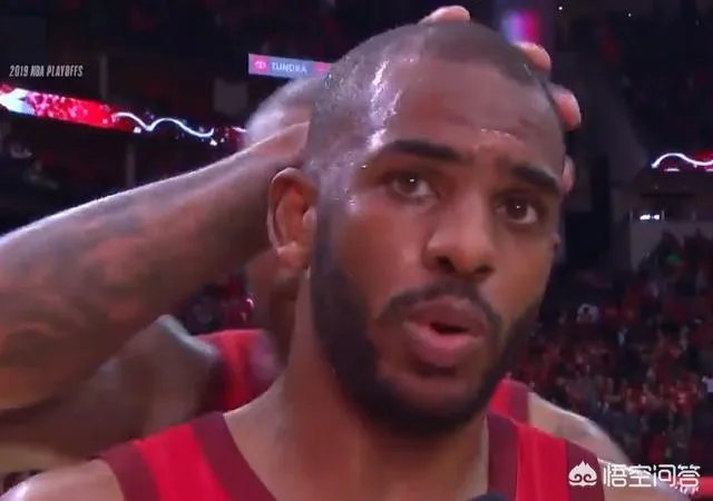 “摸头”上瘾？保罗在采访时，塔克再次偷袭摸头成功。为何这次保罗只是口头警告塔克？