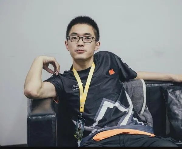 4AM晋级决赛，王欣比赛中退游戏引网友不满，王欣低头赛后请吃海底捞，你有何看法？