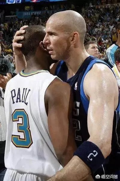 “摸头”上瘾？保罗在采访时，塔克再次偷袭摸头成功。为何这次保罗只是口头警告塔克？