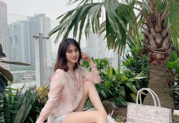 华为二公主姚安娜单曲上线，她的唱功如何？