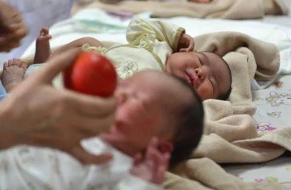 不说出产妇全名，贵州女护士拒绝把孩子交给家属，这是给谁敲响了警钟？