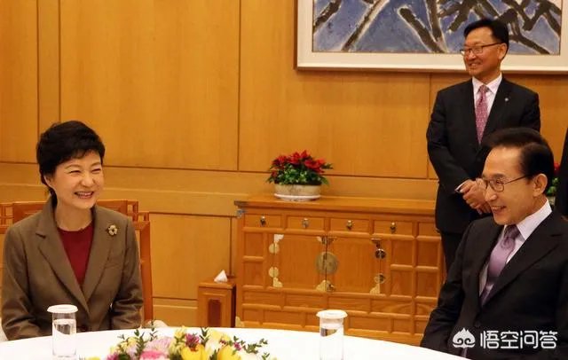 李明博和朴槿惠在看守所的待遇有什么不同？