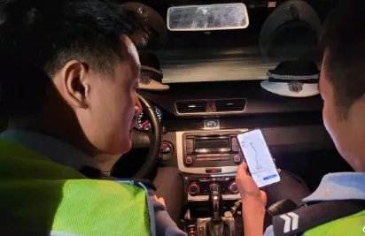 河南的民警怕惊扰患儿警笛声调最小，这件事有触动到你的心弦吗？