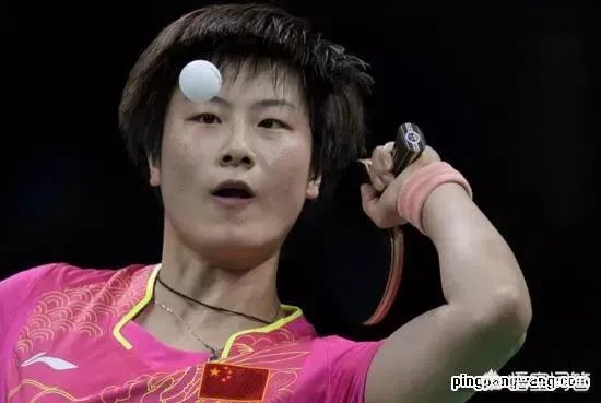 如何看待丁宁下蹲式发球?