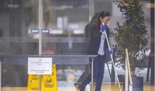 澳洲一熊孩子在隔离酒店内涂抹粪便，为何致千人感染？