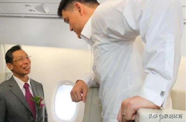 跟姚明合影，如何站位才能避免尴尬？