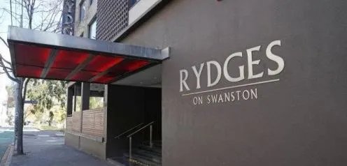 澳洲一熊孩子在隔离酒店内涂抹粪便，为何致千人感染？