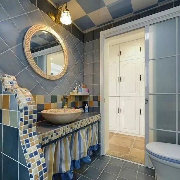 卫生间里可以做个半墙隔断，这样干湿分离好也好看！