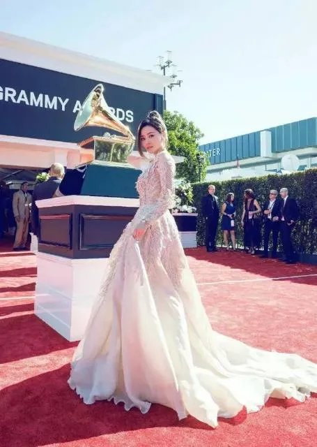 #维密大秀#张靓颖成第一个登上维密舞台的中国歌手，她的时尚品味如何？