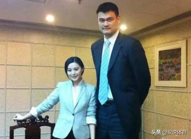 跟姚明合影，如何站位才能避免尴尬？