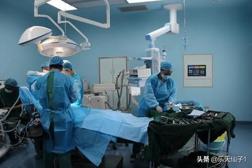 八十多岁的老太太病危，亲人要抢救，但老人叫孩子不要抢救了，你怎么看？