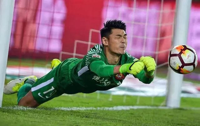 上海申花2-2战平广州恒大，双方门将都上演“黄油手”导致失球，你怎么看？