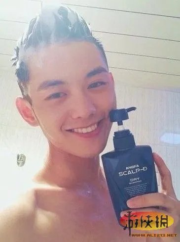 史上最帅地铁司机走红 女网友组团坐地铁围观