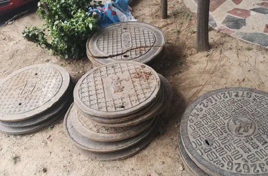 南京一男子狂偷500多个井盖打赏女主播被捕，将会面临什么处罚？