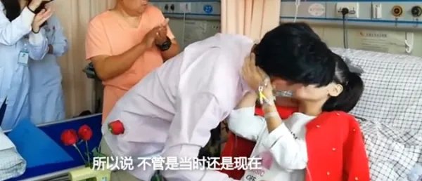 一段“男子病房内求婚患癌女友”的视频走红，这一幕有让你感动吗？