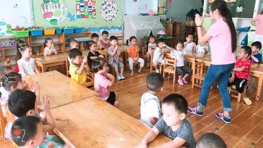 幼儿园萌娃穿7件衣服上学， 会不会影响孩子的生长发育？