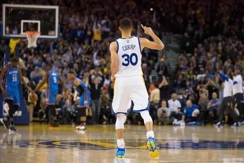 库里和威少身高弹跳差不多，为什么威少扣篮很轻松库里却很吃力？