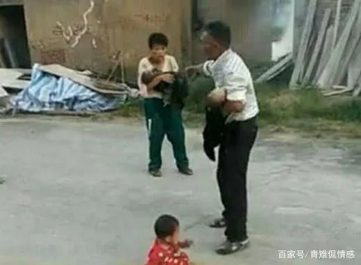 二胎双胞胎婴儿，被4岁孩子扔进水沟淹死，这事你怎么看？