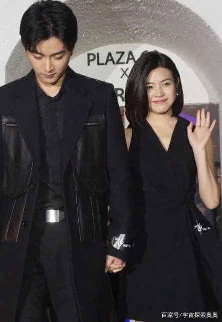 陈妍希穿黑色连衣裙高级洋气，和陈晓同框，两人状态怎么样？