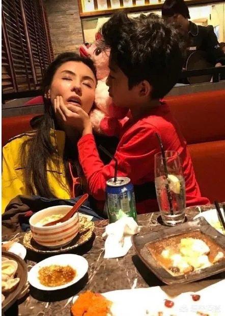 张柏芝陪儿子吃饭累到睡着,被网友嘲讽是“戏精”,你怎么看?