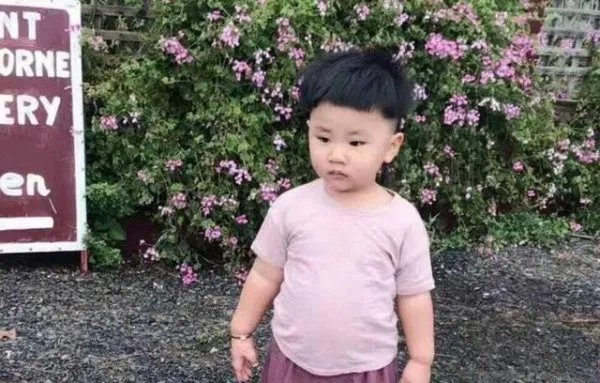 郭德纲二儿子身穿橙色连体裤，是不是也太接地气了？