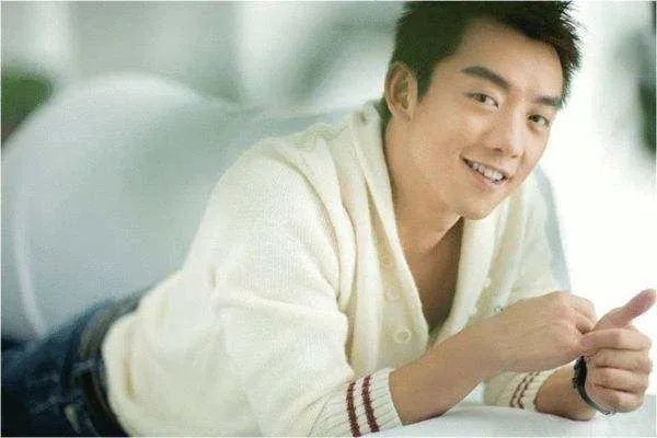 郑恺王晓晨两人亲密互动，是要曝光恋情了吗？