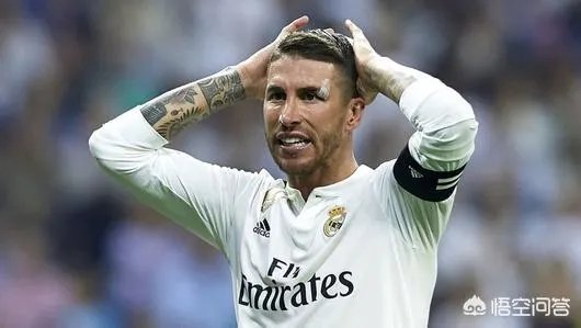 拉莫斯肘击梅西逃红牌, 谁注意梅西举动? 罕见顶牛, 向裁判投诉，你怎么看？