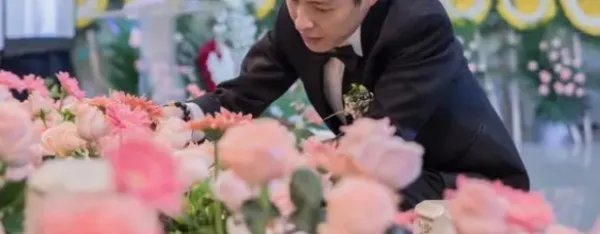 一段“男子病房内求婚患癌女友”的视频走红，这一幕有让你感动吗？