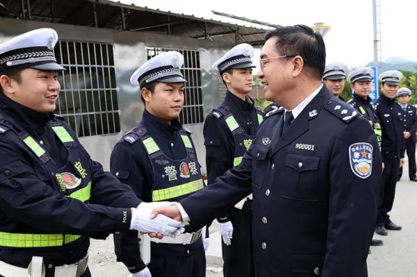 河南的民警怕惊扰患儿警笛声调最小，这件事有触动到你的心弦吗？