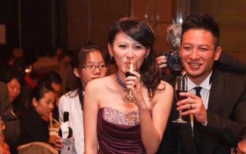 高山峰老婆Sara如何俘虏浪子心 与两岁儿子一起补办婚宴