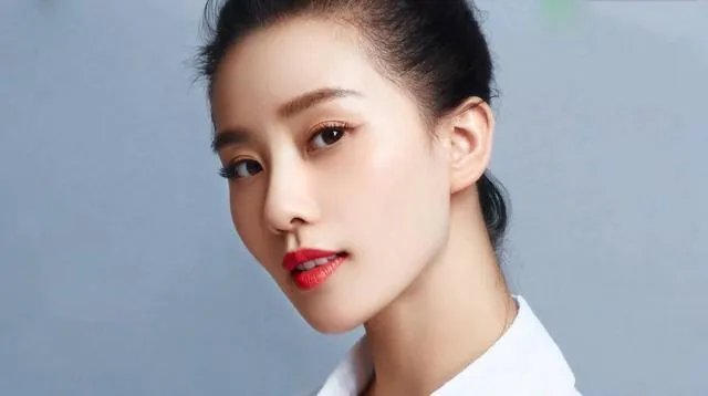 很想知道刘诗诗是以什么条件当明星的？