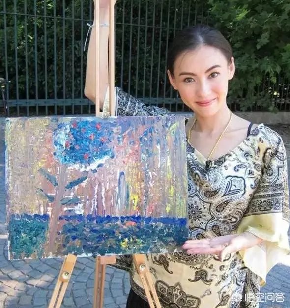 张柏芝陪儿子吃饭累到睡着,被网友嘲讽是“戏精”,你怎么看?