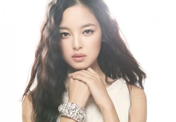 辛芷蕾奇怪的嘴巴引起广大争议，是天生的形状还是整容失败？