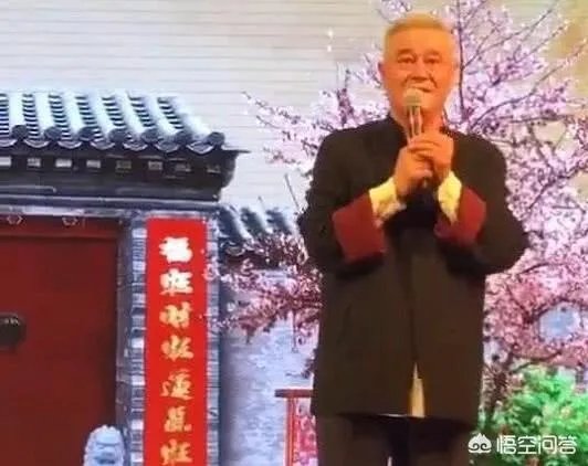 刘老根大舞台外本山徒弟豪车被围观