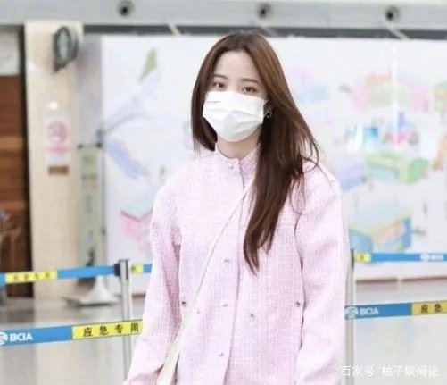 欧阳娜娜现身机场，本人又白又瘦，小腿像胳膊一样细，你喜欢她吗？