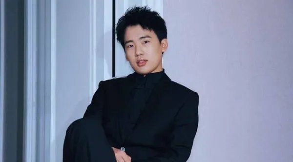 郭德纲二儿子身穿橙色连体裤，是不是也太接地气了？