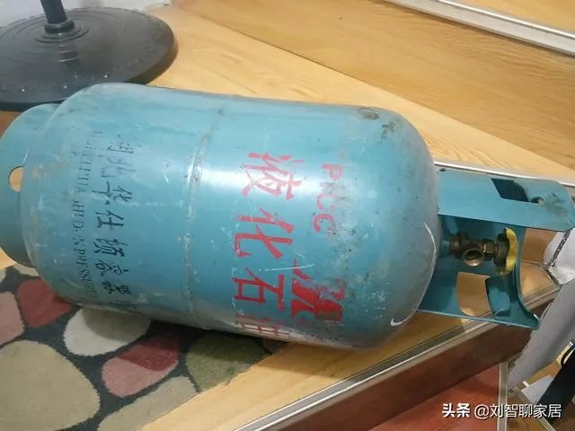 无锡燃气爆炸，对遇难的人表示悲伤，请问煤气罐起火，应该先灭火还是先关阀门？