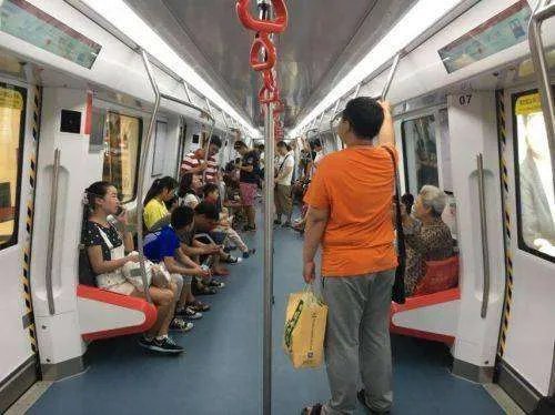 郑州一男子在地铁内学狗爬还犬吠，在这名男子身上究竟发生过什么？