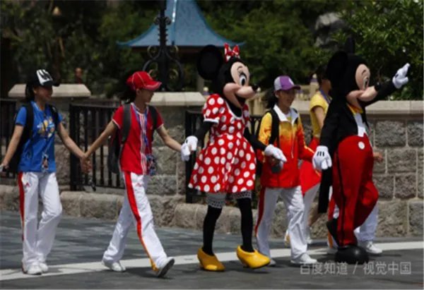 上海迪士尼坚持翻包检查这是对游客的不尊重吗？