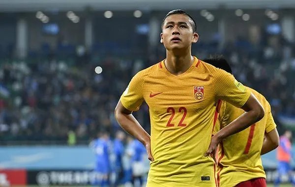 你认为现在张玉宁是应该继续留在不莱梅找机会证明自己，还是转会离开？