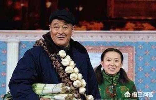 刘老根大舞台外本山徒弟豪车被围观