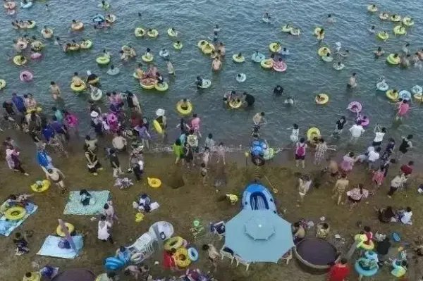 韩媒：一名中国游客在韩国海水浴场溺亡，事发当时有无人上前施救？